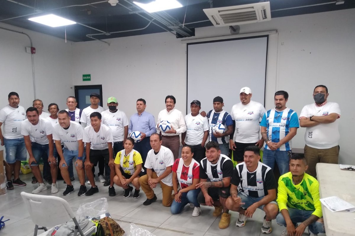Se entregan uniformes y balones en Colima 