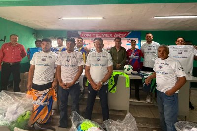 Se entregaron uniformes y balones en Nayarit